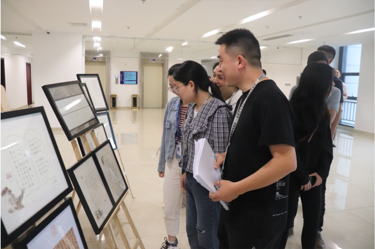 圖為：開投集團展出優秀獲獎作品，干部職工及家屬參觀書法作品，學習廉潔文化.png